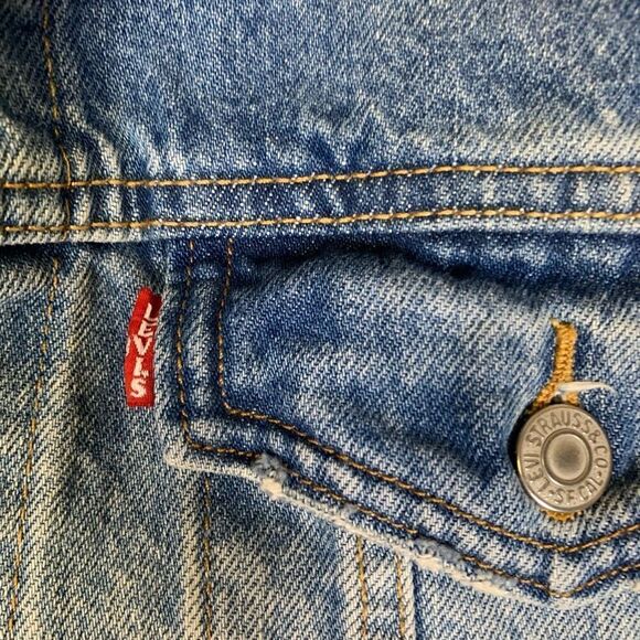 Levis Womens Size Large Button Up Denim Jean Jacket Blue Distressed Light Wash - Picture 4 of 9